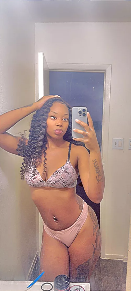 Looking for a daddy that can satisfy 