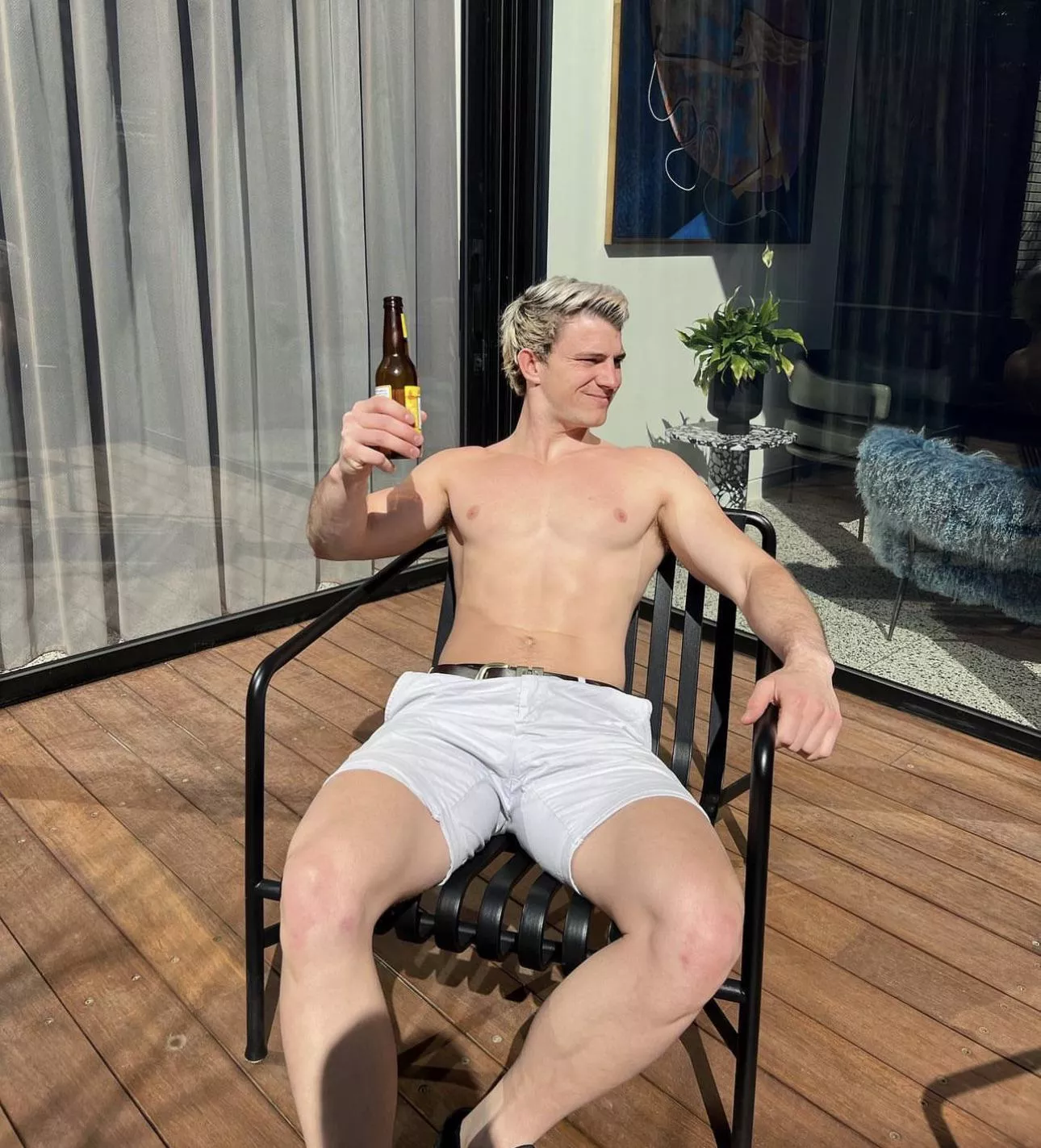 Mate, woke up in this body three weeks ago, and I’m still tripping. Used to be out of breath just walking, now I’ve got abs and biceps for days. Not sure how it happened, but hey, the sun’s out, the beer’s cold, and I’m living the dream!!