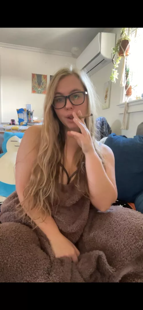 Mid day smoke break😈😶‍🌫️