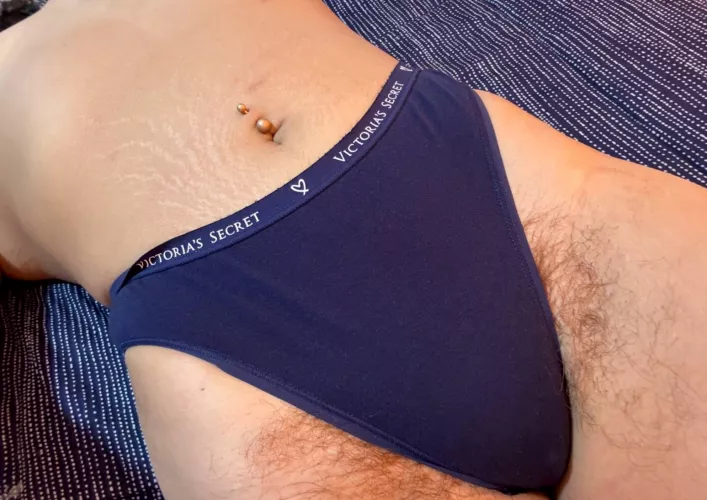 My fuzzy peek! My hair can’t be contained 🥰🌿