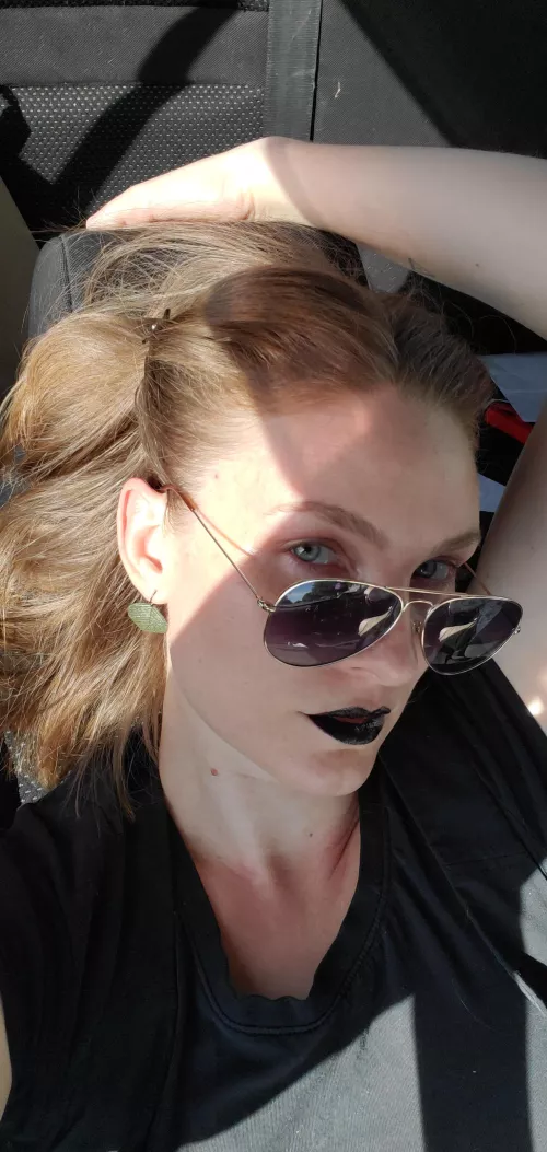 Oink if you like findommes with blue eyes 