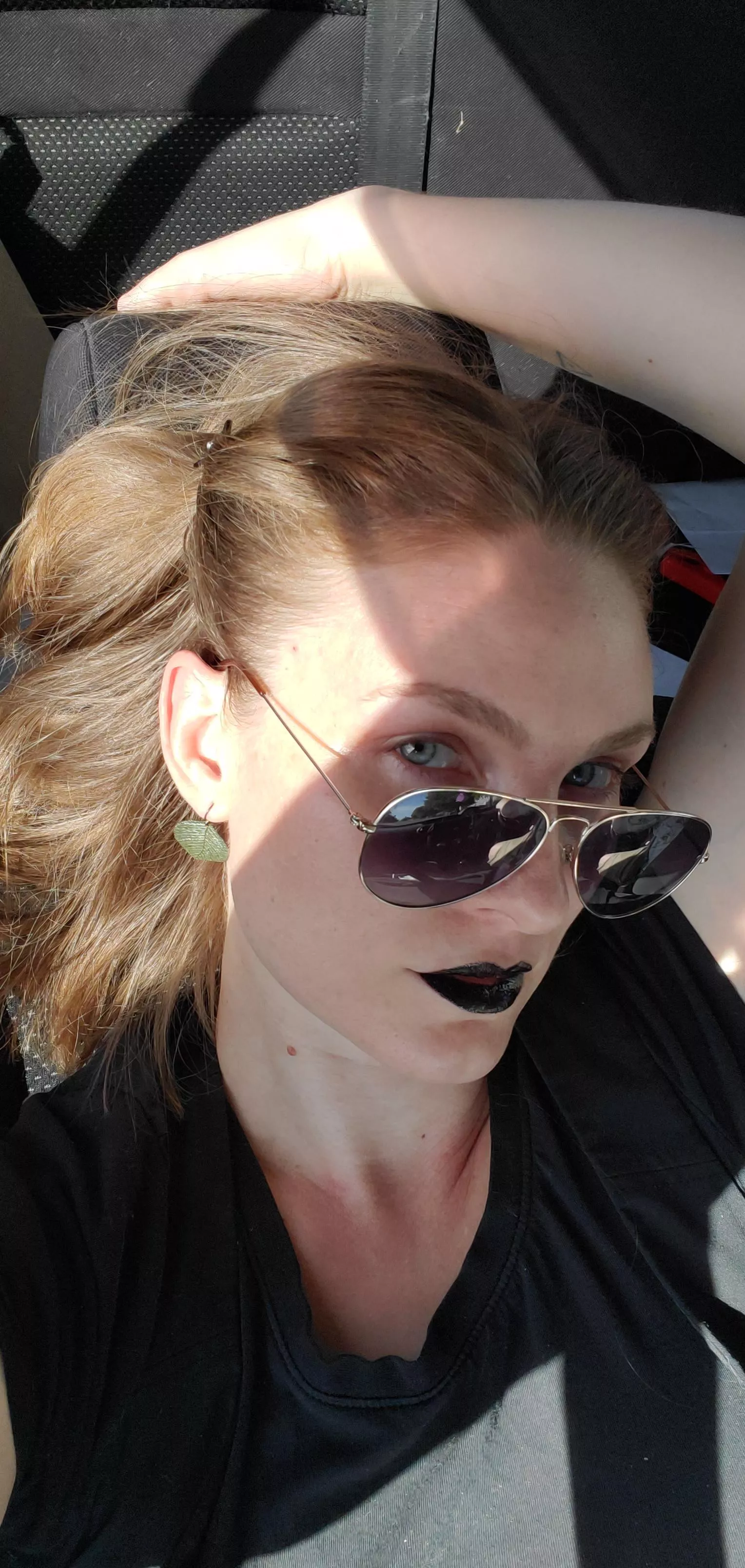 Oink if you like findommes with blue eyes 