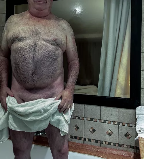 Peek-A-Boo In-Room Hotel Voyeur Window Adds New Meaning To “A Room With A View” 🚿😁