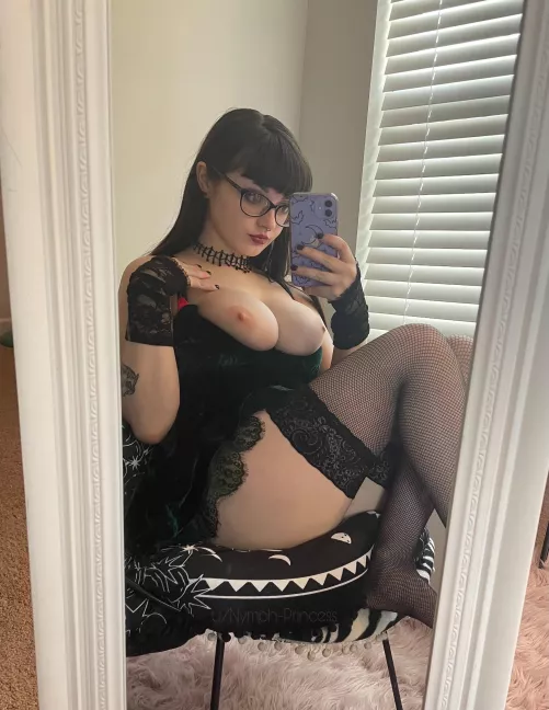 Prettier with my tits out? 🫢