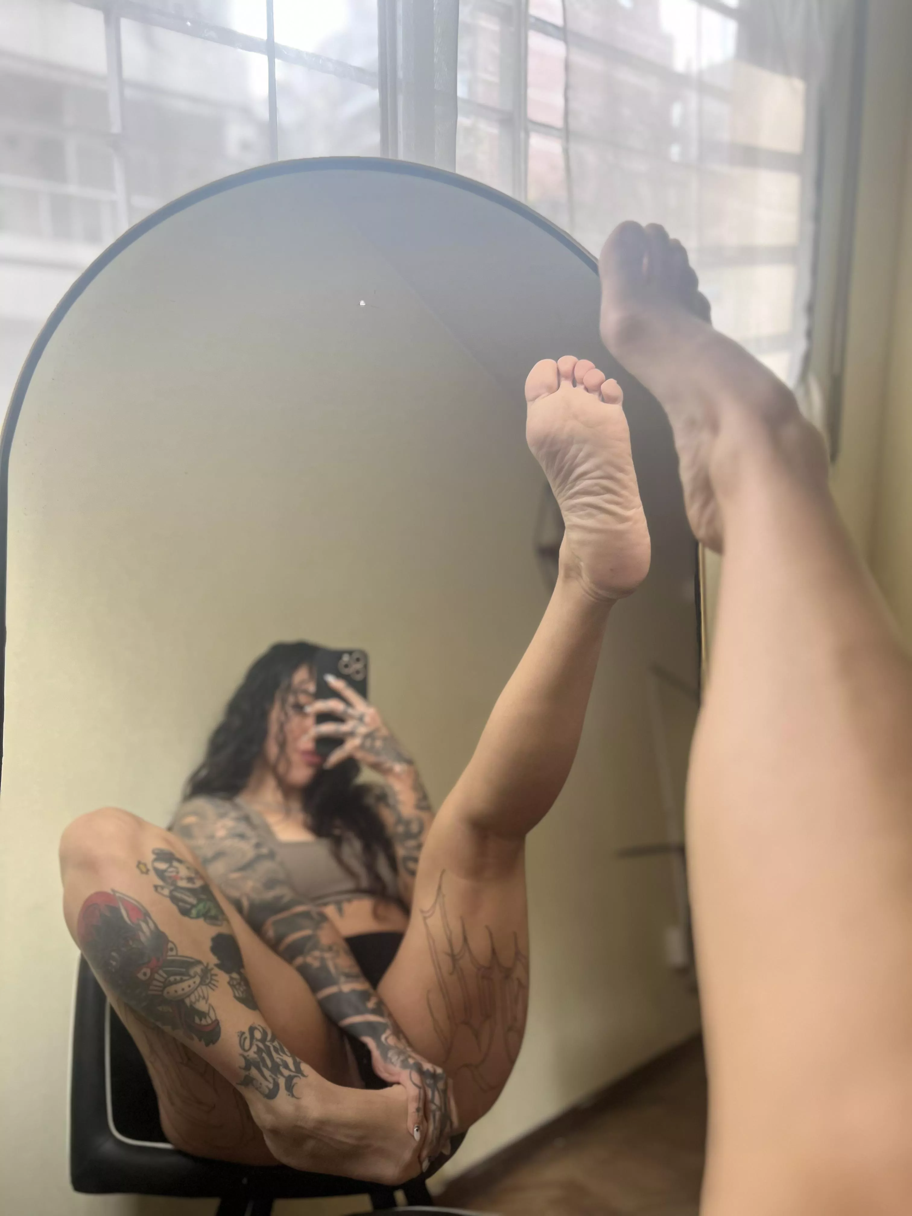 send if you want to be my new subby bf and suck my pretty princess toes every single morning 