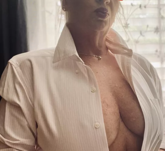 Something about a man’s shirt and cologne that I find sexy 💋