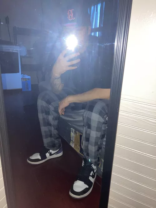 Straight but curious, looking for someone who loves to eat ass Hmu :)