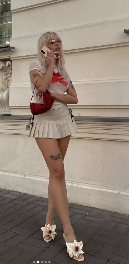 szukam osoby do brutalnego pisania lub RP o jednej z nich victoriabarbae, lila, wersow, sltyhi, madzia laskot, magiera, suzan mam ich fotki i fabułę którą podam na pv kto kogo odegra dogadamy na pv licze na długie RP i wymagam zebyś sie rozpisywał