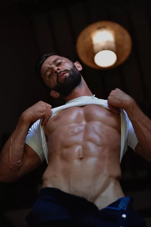 That perfect V is making my jaw drop 😍