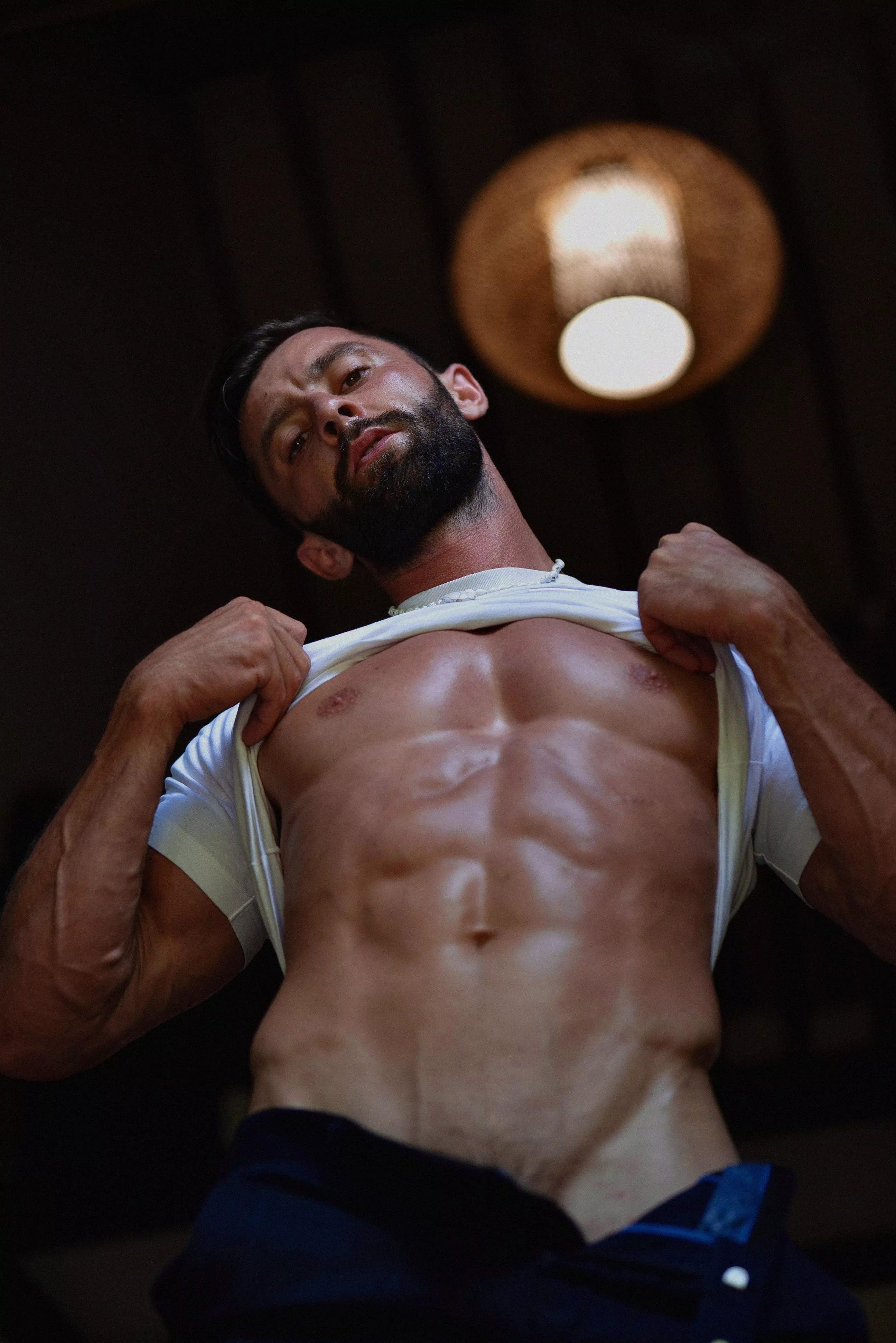 That perfect V is making my jaw drop 😍