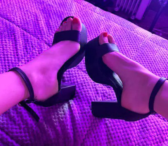 this queen wear a heels