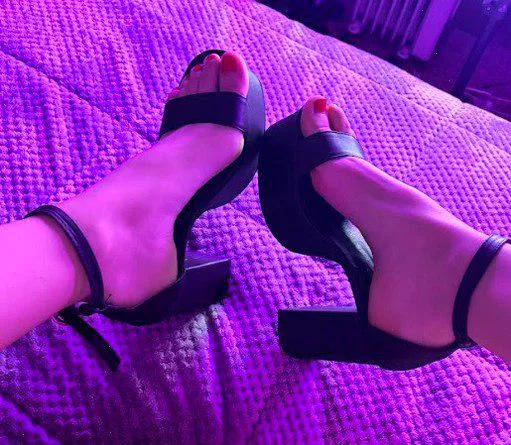 this queen wear a heels