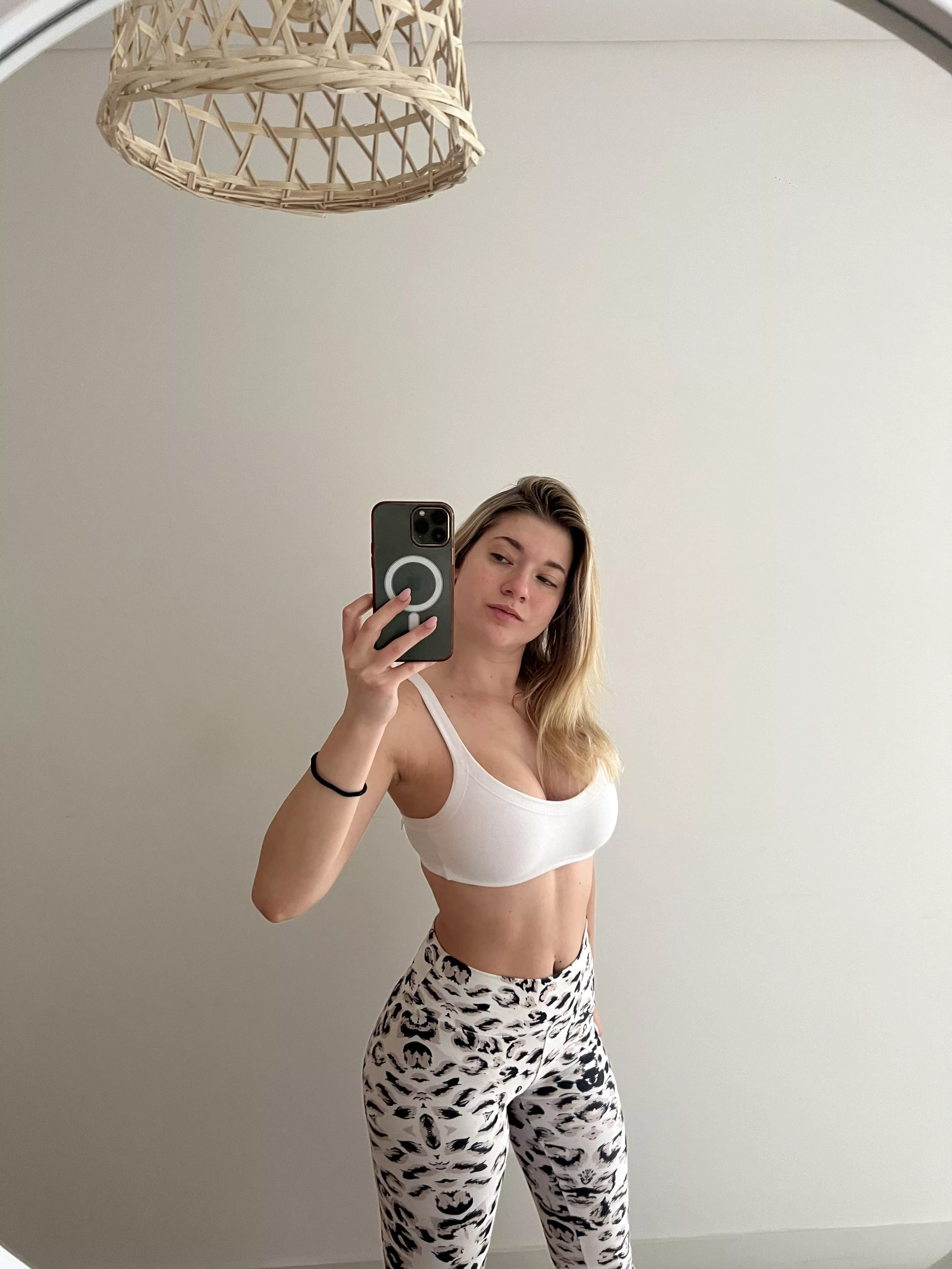 Waiting for you to get naked🙊 reach out!💋