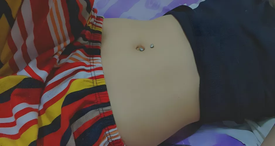Want yous to admire my belly button ring 💋