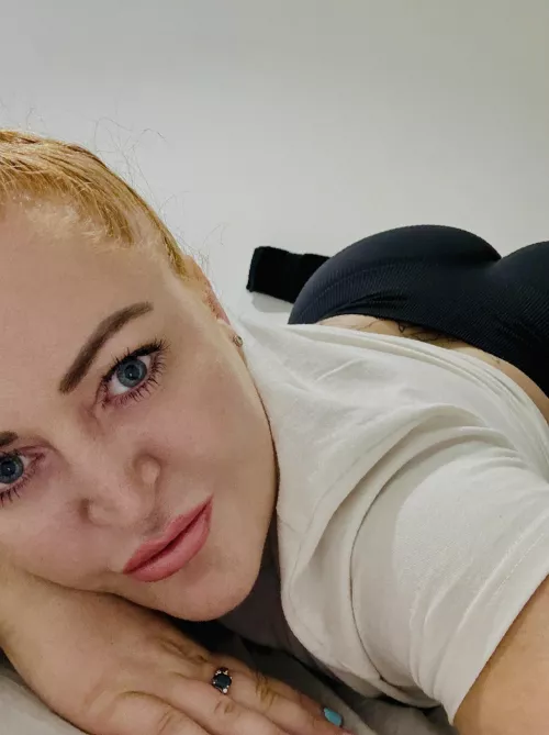 What do you like about looking over my shoulder 🤭