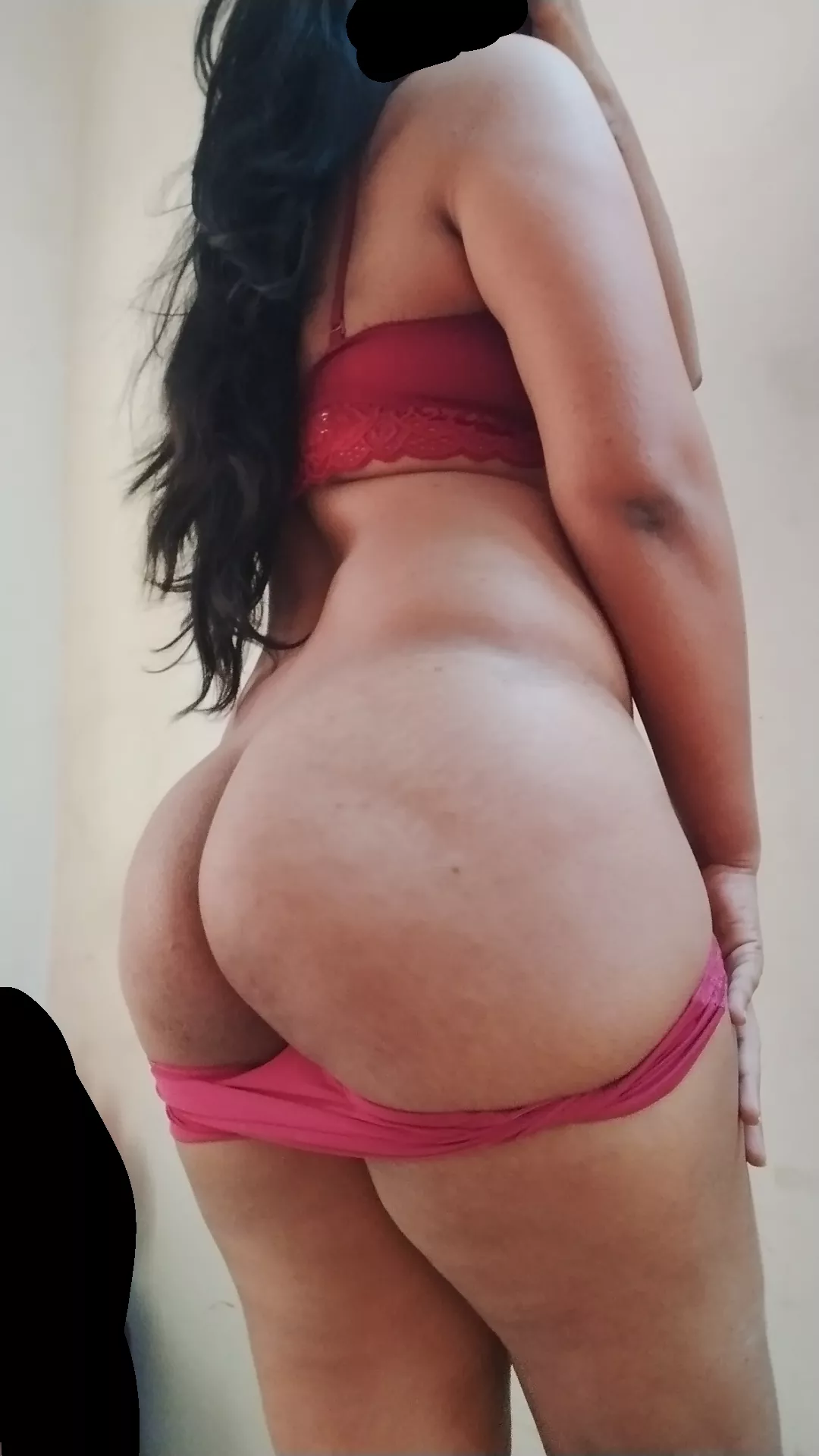 Who love this booty 😋(hotwife) 