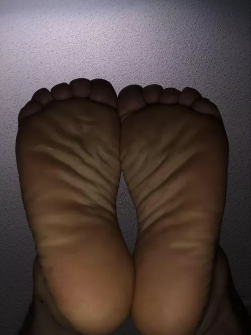 Who want to worship these feet 😛