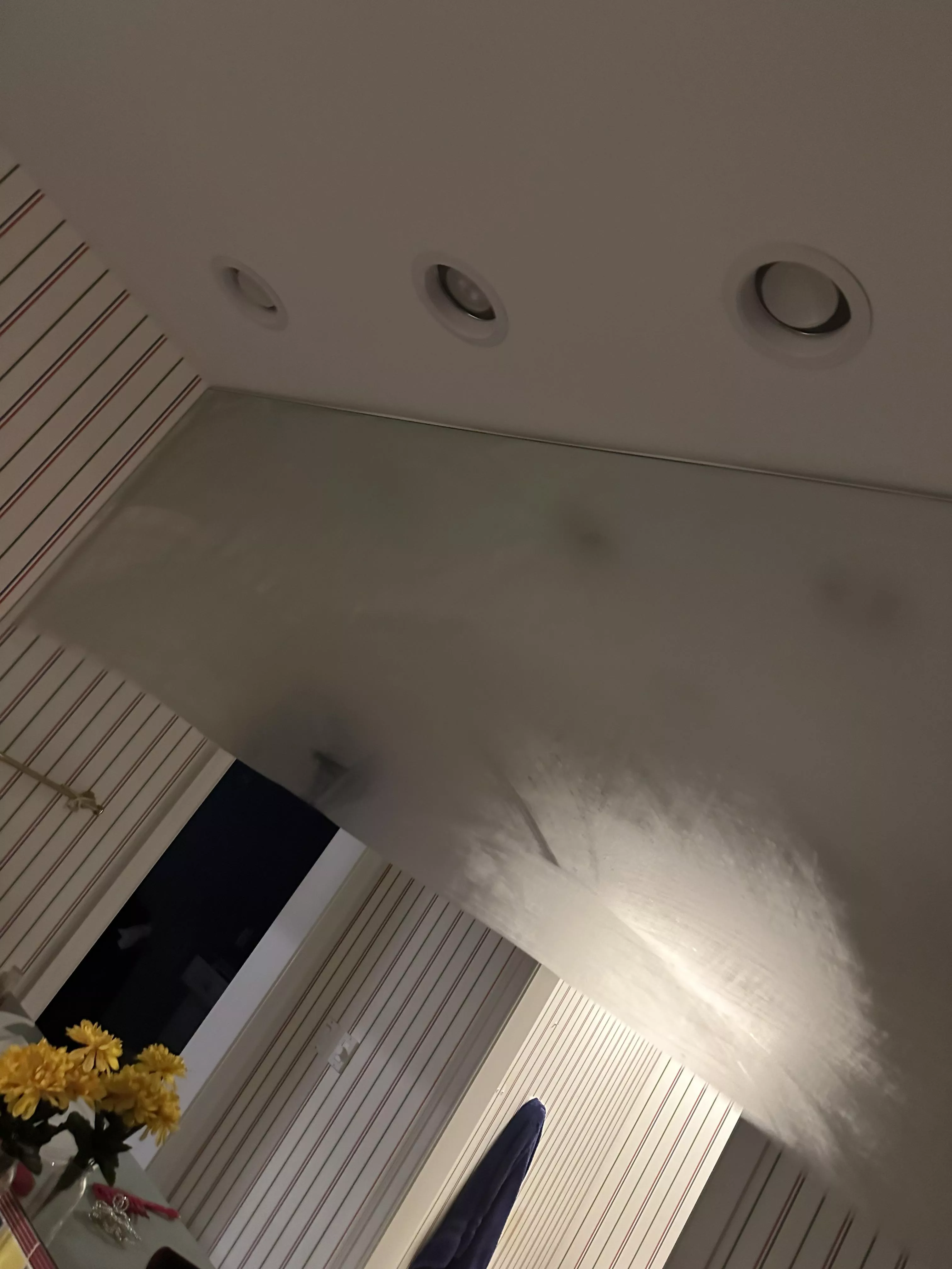 Why does my window fog up like dis