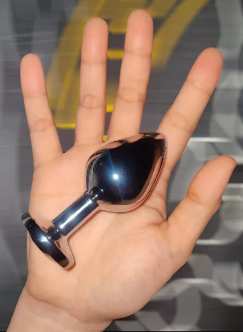 wife's hand and her treat for tonight. 🔥