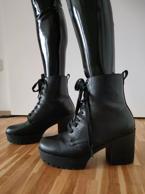 With latex in leather ankle high heel block boots