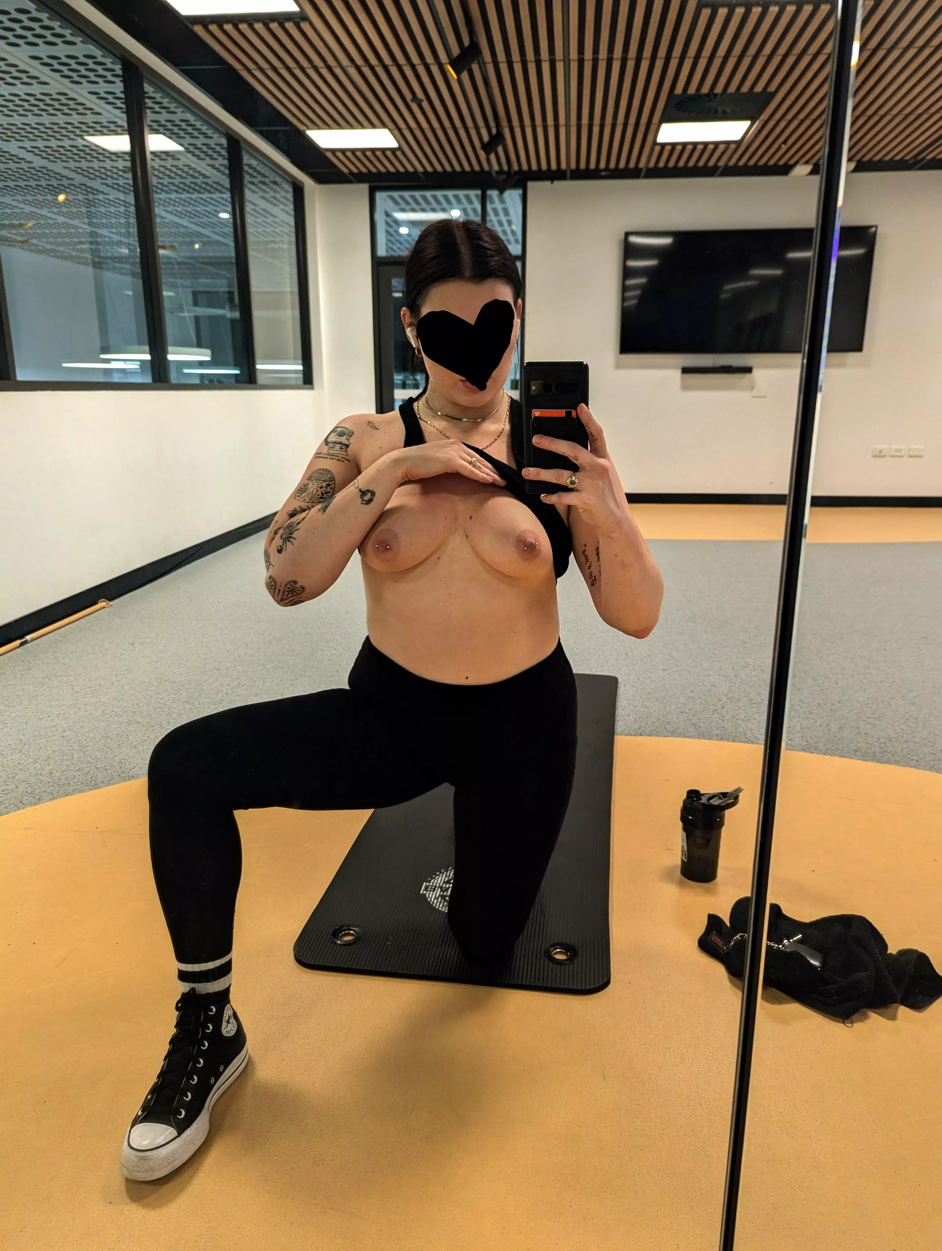 Would you help me stretch my glutes? 