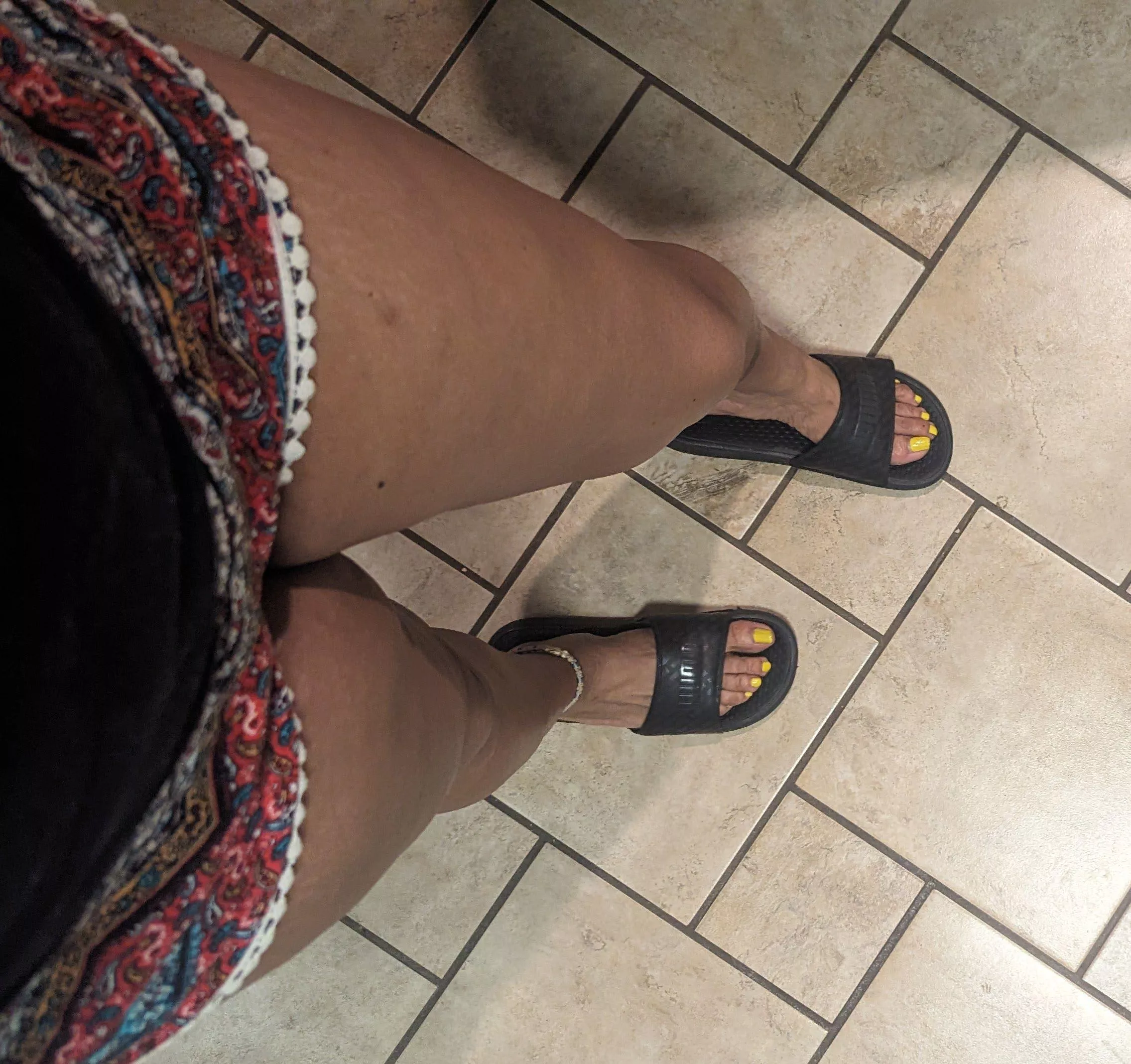 Yellow toe nail polish isn't too bad