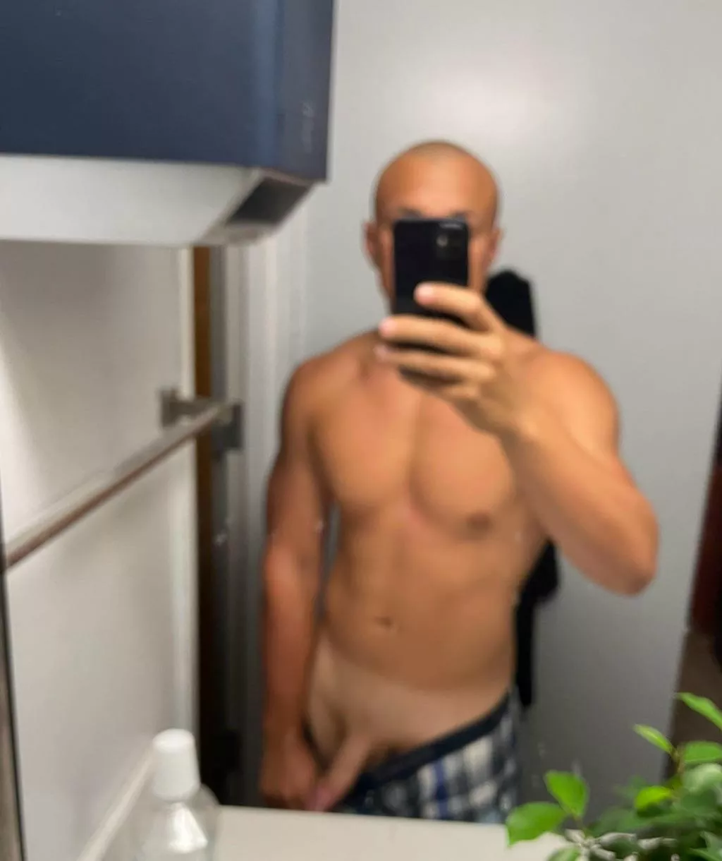 20 [M]4[F,FM] in Miami till Friday 