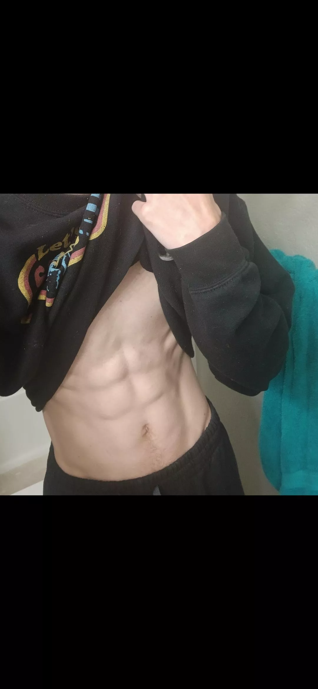 27[M4F] scary movies and chill?