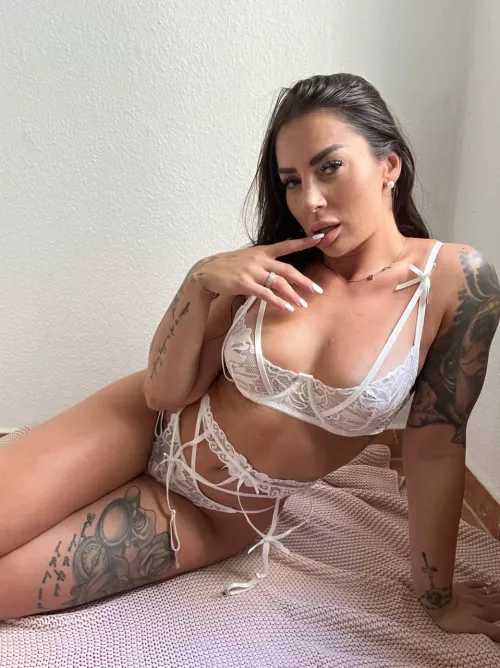 28F all I’m missing is someone to help me get messy in all the right ways irt