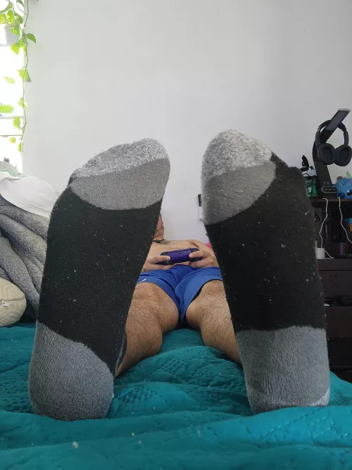 (29) Who's gonna rub my feet while I play my games?