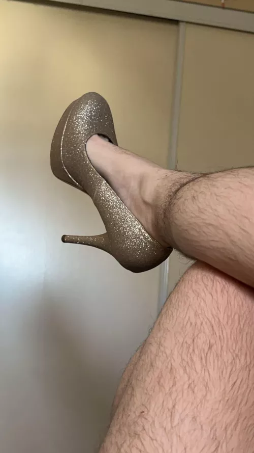 a sparkly gold heel and some hairy legs are gonna drive you wild..