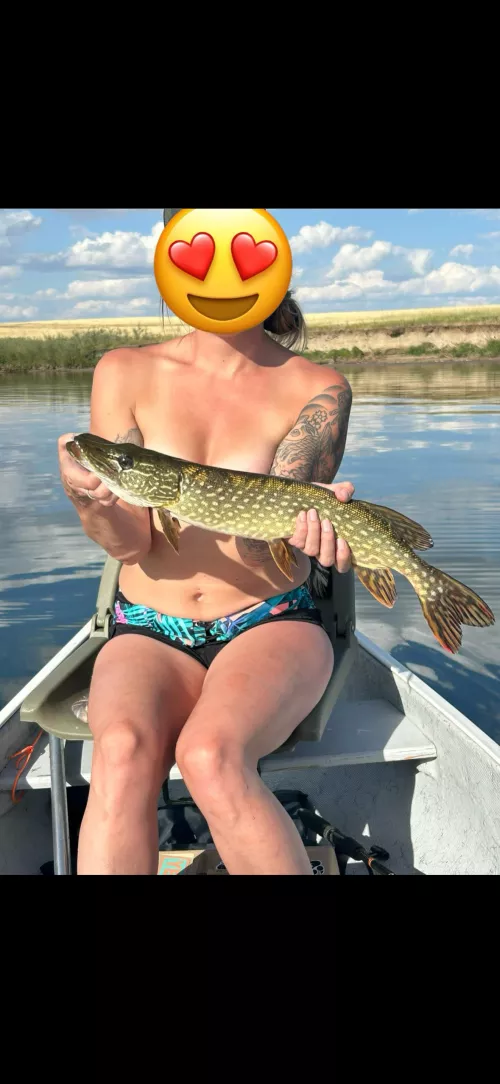 Anyone a fan of some Northern Pike? Maybe I  have a pic of what’s behind it 😈