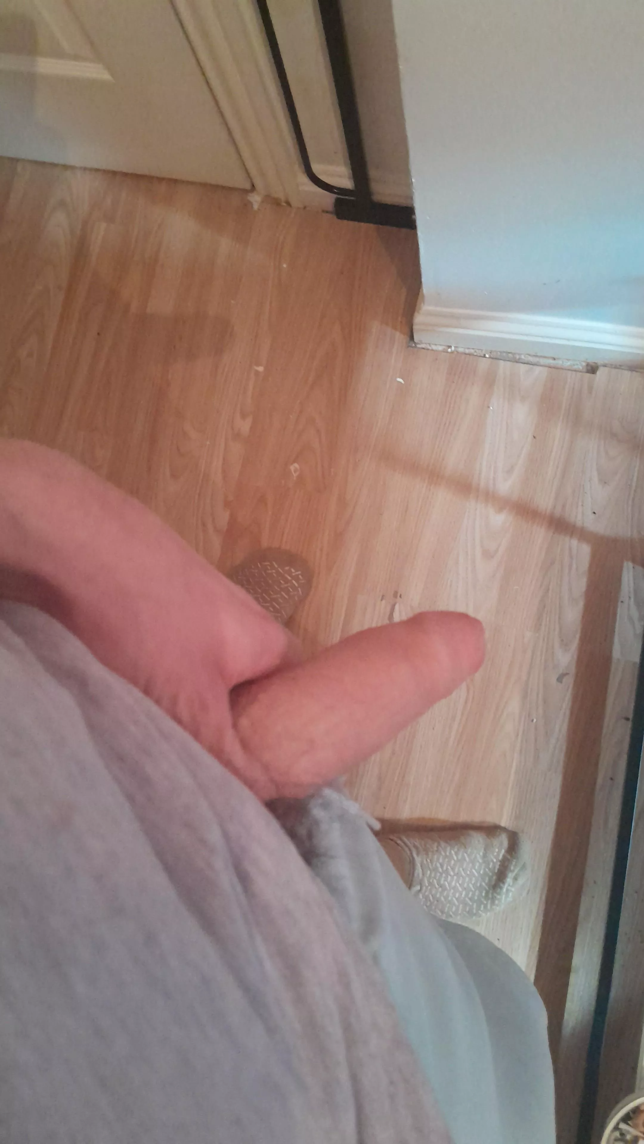 Anyone free to suck dick tonight 