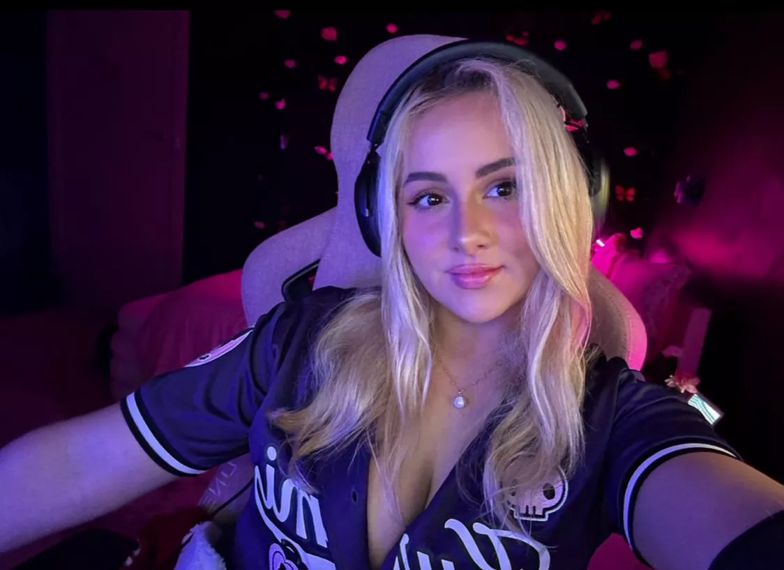 aussie gamer girl here to make your day better