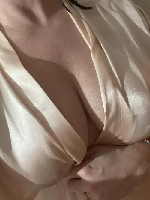 Busty enough for you? 🤷🏻‍♀️🍒😜🌹
