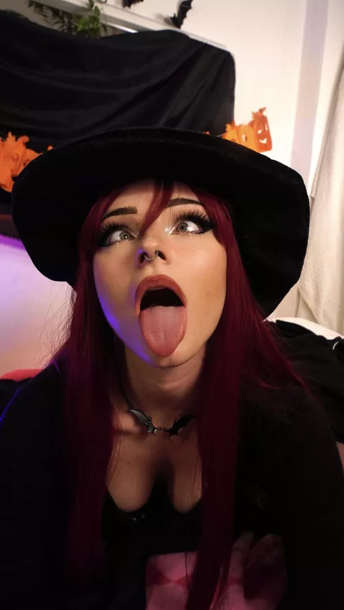 Can u give a thirsty witch a little of your magic cream? Pls daddy 👉👈