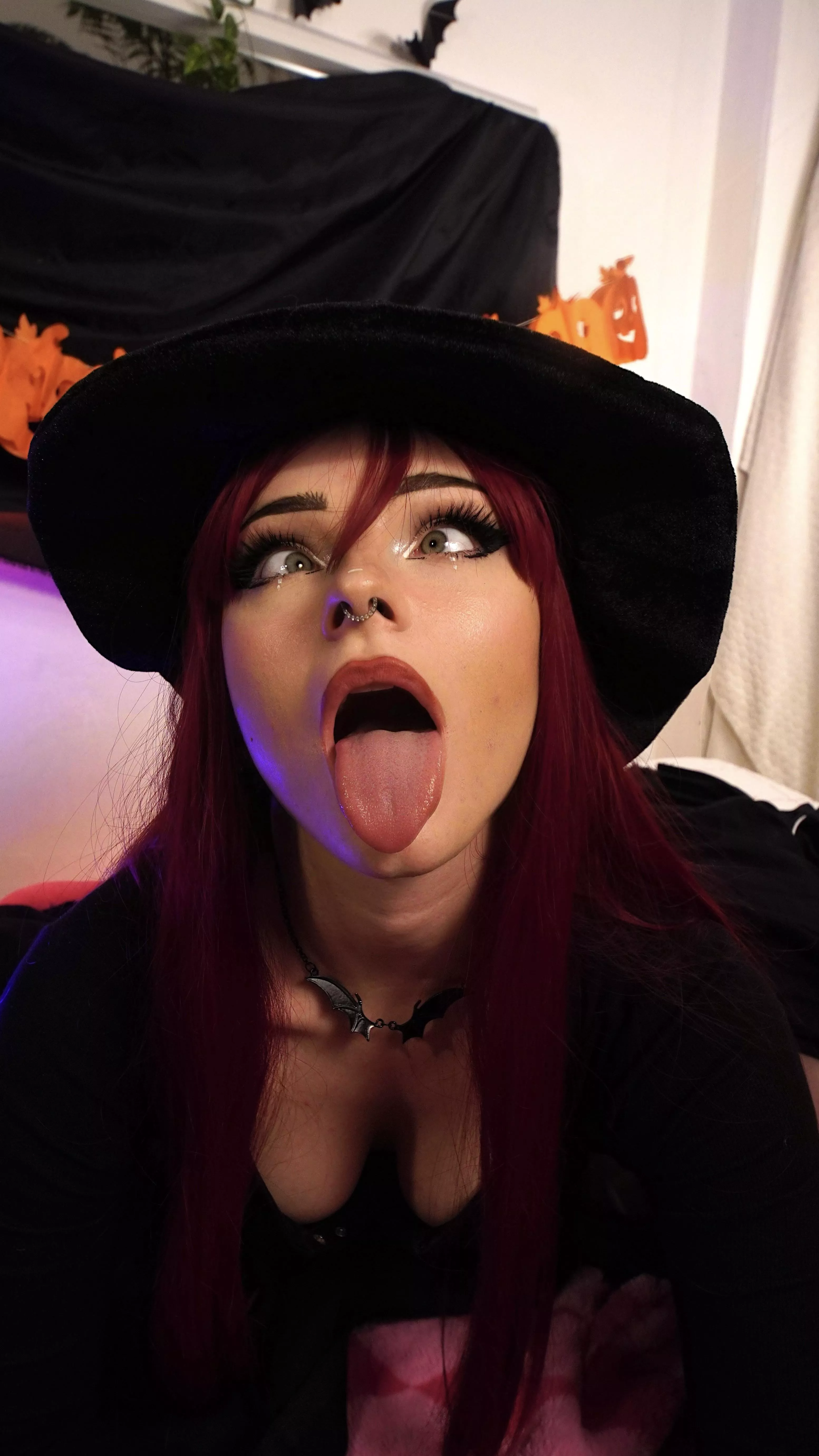 Can u give a thirsty witch a little of your magic cream? Pls daddy 👉👈