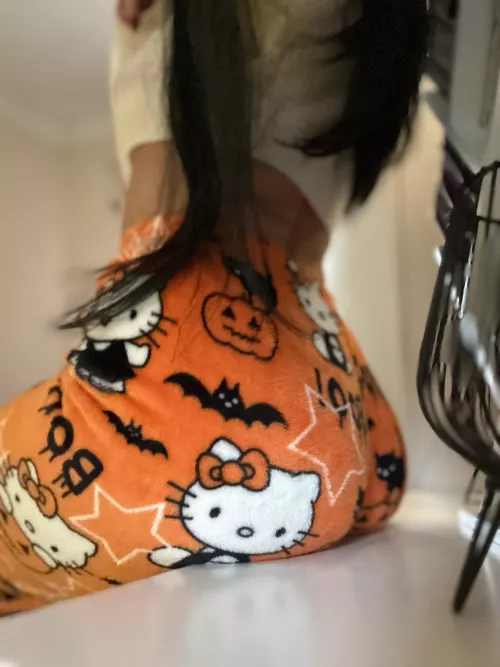 Can we cuddle and watch horror movies? 🎃