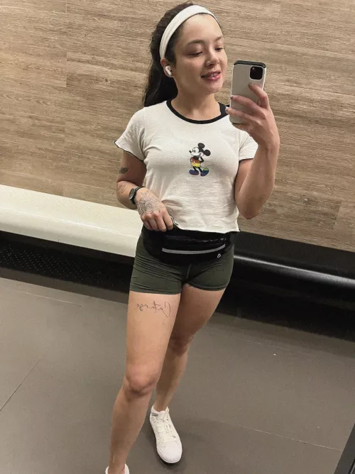 Cant pass a mirror without snapping a selfie