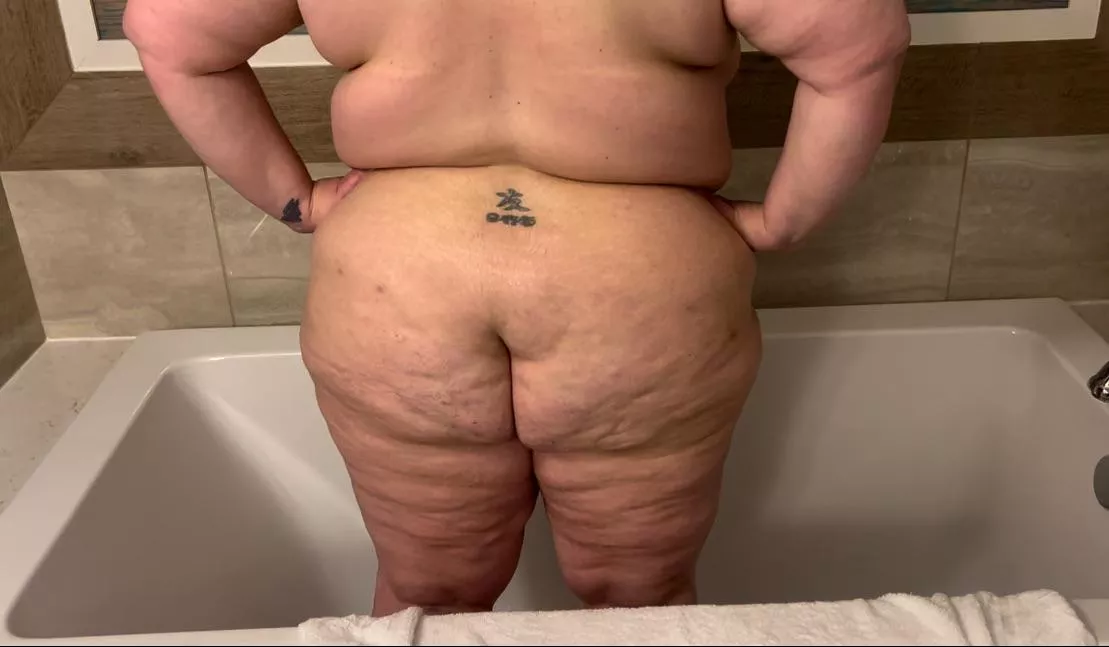 Care to end your weekend with a bang? 😉💋😈