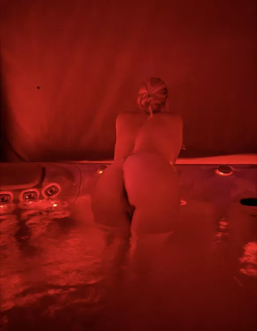 Come get hot with me 