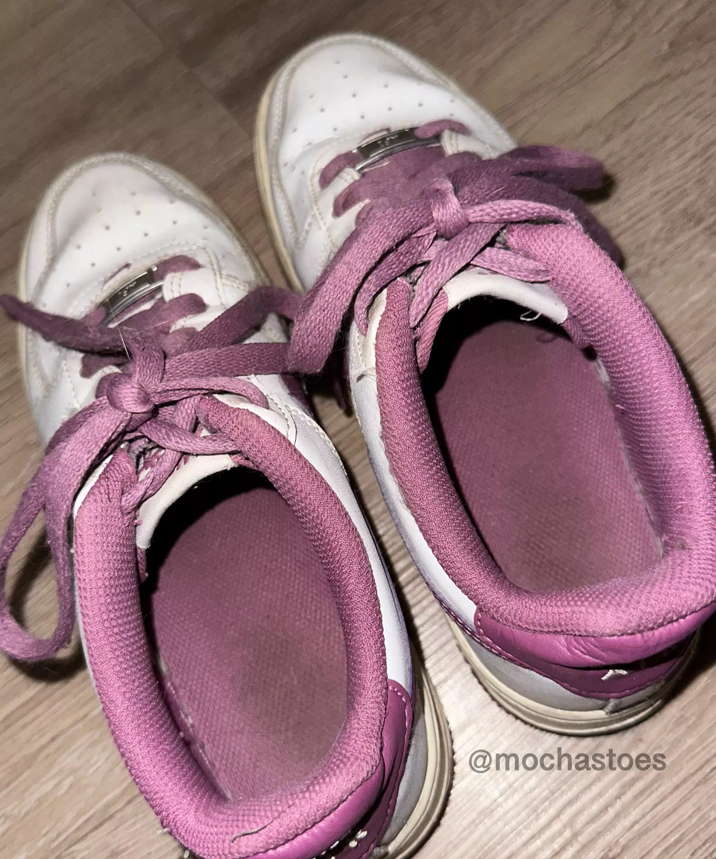 do any of you like stinky shoes?🤭