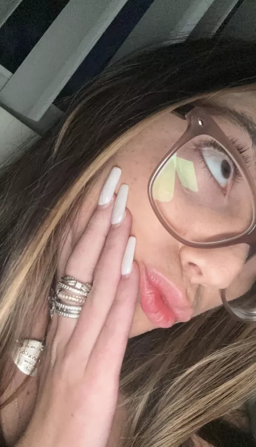 Do u like this nail color on me 