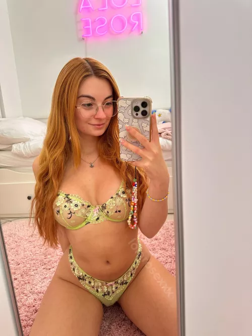 don’t you think redheads look good in green? 