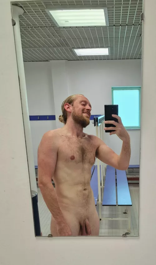 Fresh out the sauna 😏🧖🏼‍♂️ Feeling super hot & sweaty 🥵 Time for a shower I think! 🚿 Who wants to join me in there?