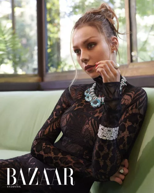 Guys I’m begging you to give me a much higher quality of this image 🙏 [Ester Expósito covers Harper’s Bazaar Mexico & Latin America October 2021 by Xavi Gordo]