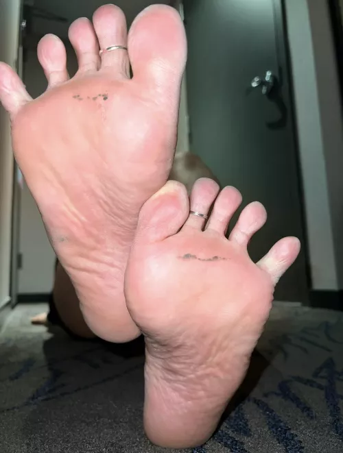 Happy feet friday! (oc)