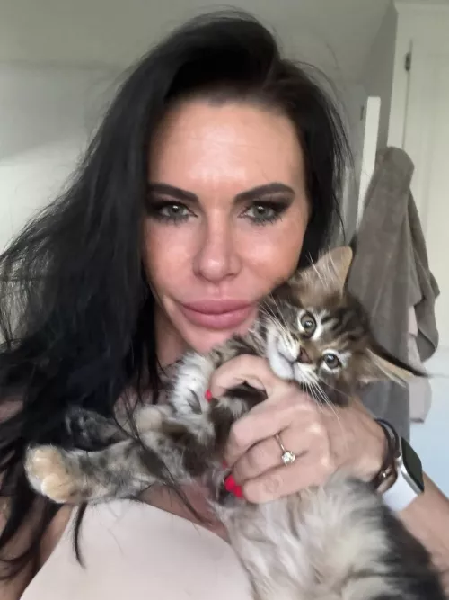 Here's a picture of my pussy 😋