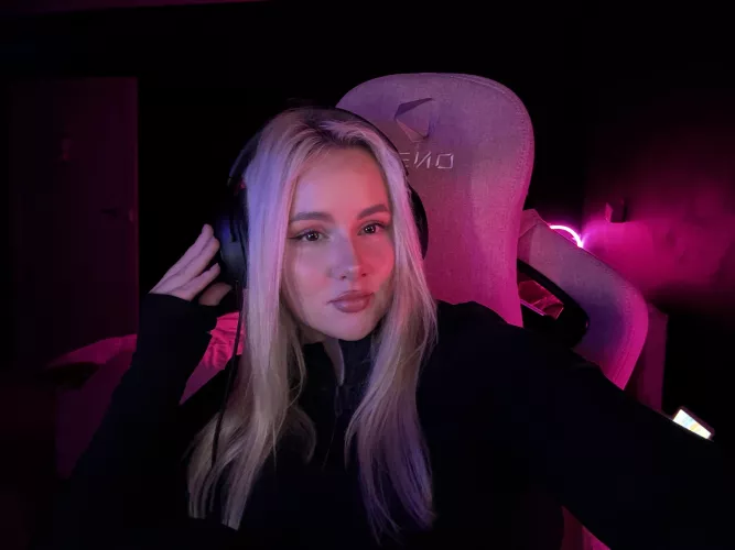 hey reddit! who wants to game with me 🥰