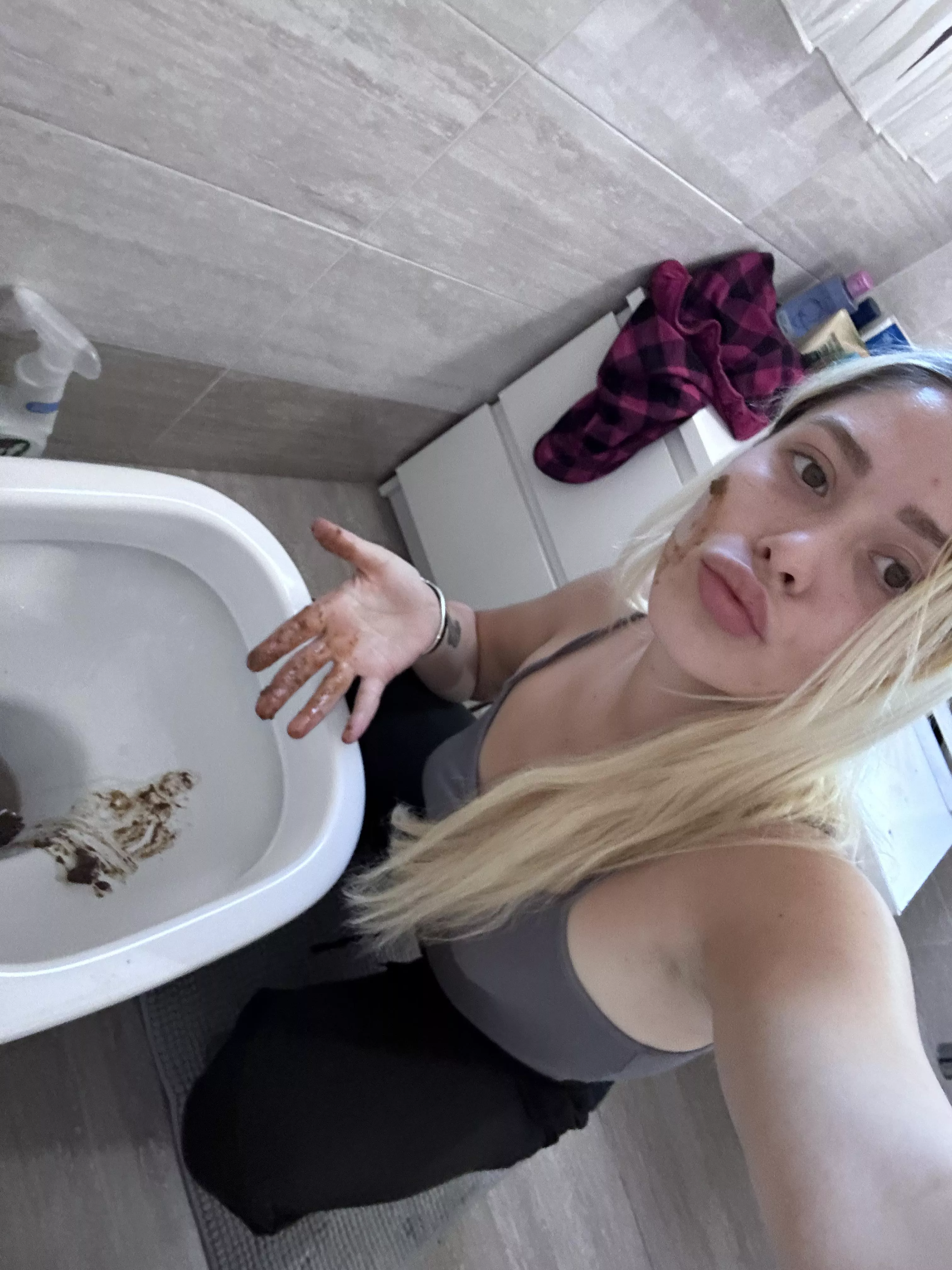 Hii babyessss :**. I have Free&Vip TG @Attiblitz (dm me ) i do customs and premades 